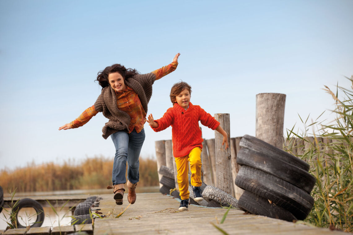 Energie Burgenland Fotoshooting Frau und Kind laufen auf Steg
