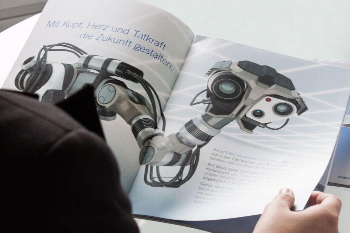 Helbling Geschäftsbericht Innenseite mit Roboterarm