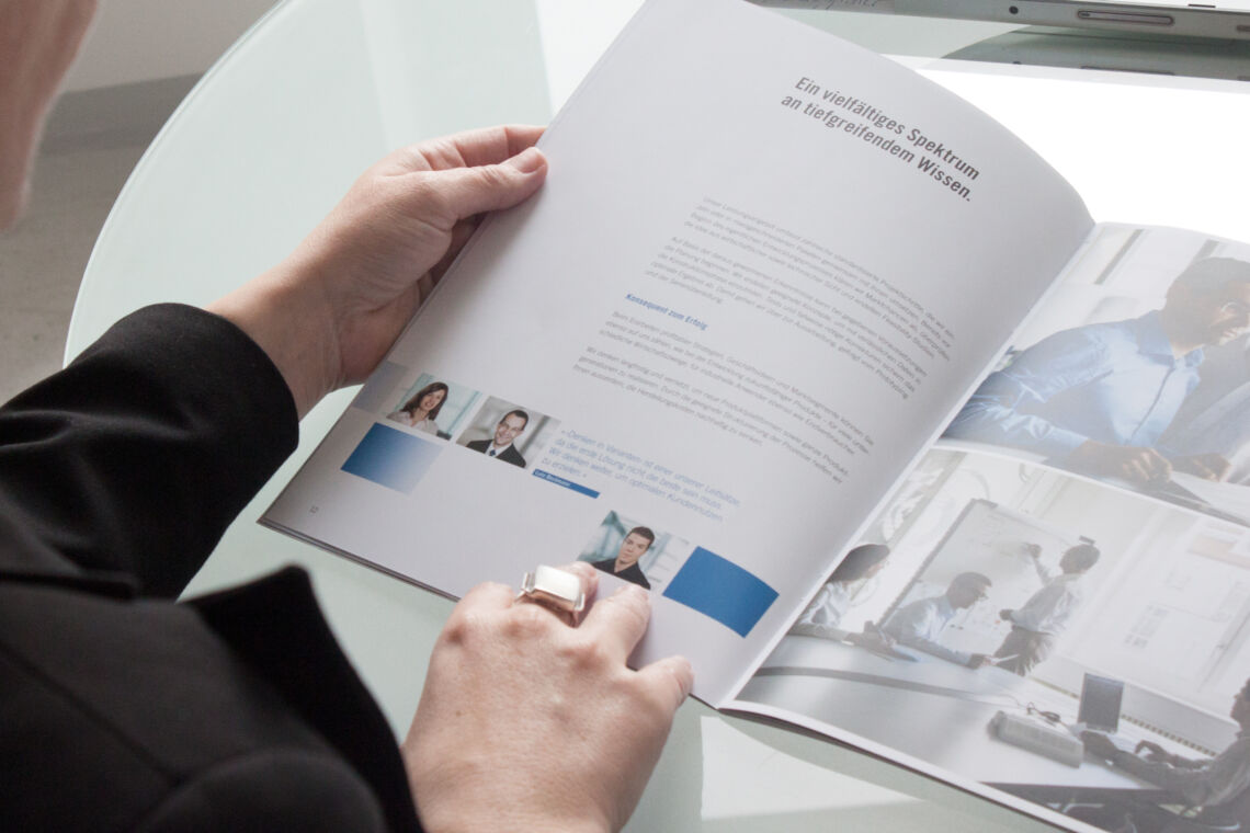 Helbling Imagebroschüre Innenseite mit Portraitbildern