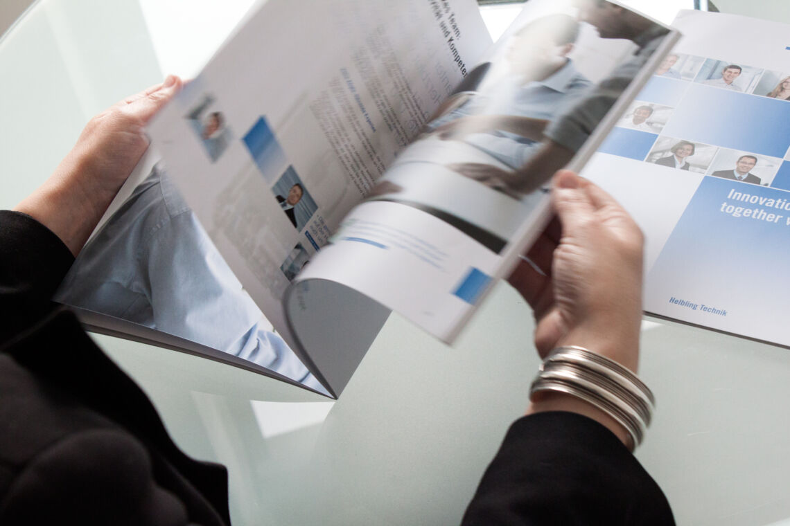 Helbling Imagebroschüre Frau blättert