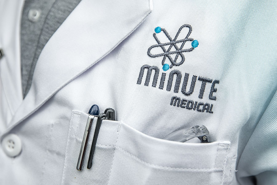 Minute Medical Fotoshooting Logo auf Arztkittel