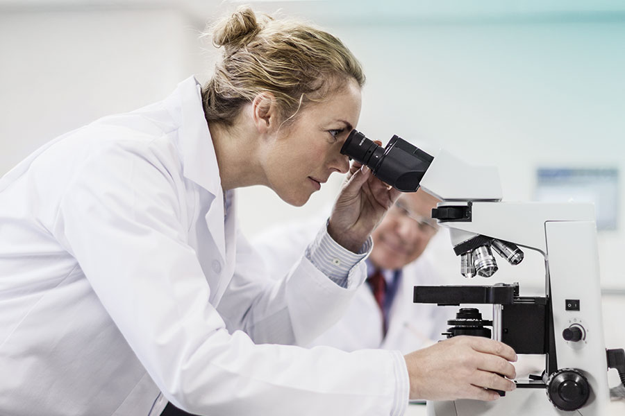 Minute Medical Frau Mikroskop